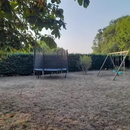 A La Campagne Avec Jardin Et Piscine 펜션 *