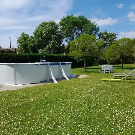 A La Campagne Avec Jardin Et Piscine