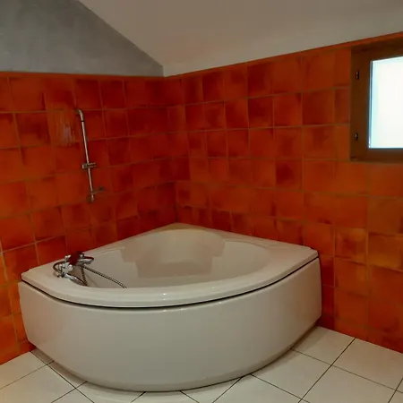 A La Campagne Avec Jardin Et Piscine *