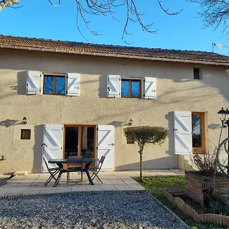 A La Campagne Avec Jardin Et Piscine *