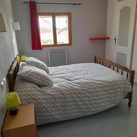 A La Campagne Avec Jardin Et Piscine *