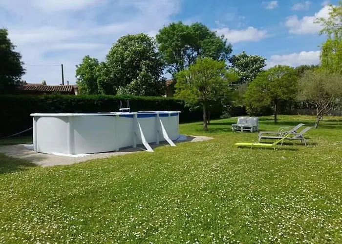 A La Campagne Avec Jardin Et Piscine