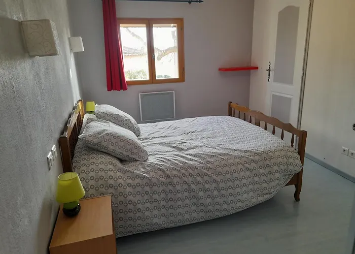 A La Campagne Avec Jardin Et Piscine *