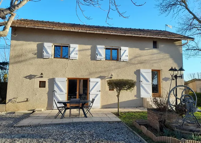 A La Campagne Avec Jardin Et Piscine *